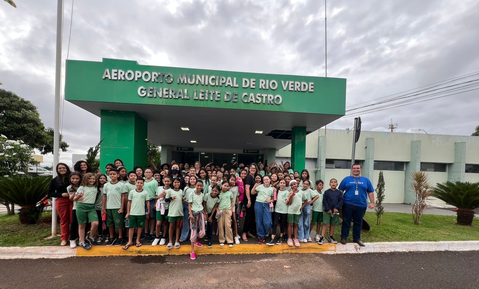 Alunos da Escola Maria Brígida vivem experiência incrível no Aeroporto Municipal